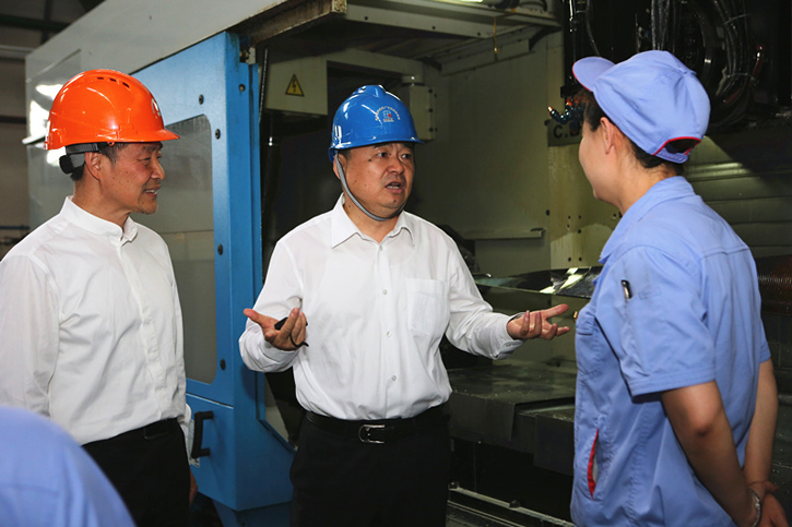 郝鹏与尊龙时凯集团一线生产职员深入交流